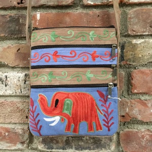 9 "L x 8" W blau & Beige Boho-Stil Elefant Wildleder Crossbody bestickt Tasche mit 5 Taschen von Kashmirvalley.com