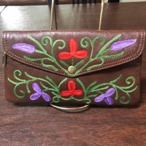 8 "L x 4.5"H x0.5"W hecho a mano marrón cuero monedero de mujer / cartera de embrague bordada con cierre de solapa botón de presión.