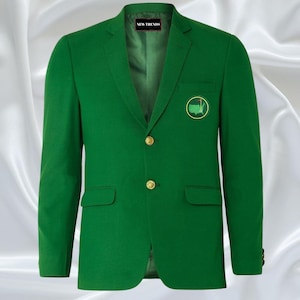 Puede incluir: Una blazer verde brillante con botones dorados y un parche con el logotipo de un campo de golf. La blazer tiene un cierre clásico de dos botones, solapas con muescas y dos bolsillos delanteros. El texto "NEW TRENDS" es visible.