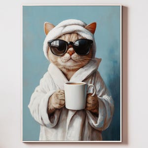 Arte mural de gato divertido: gatito genial en bata con taza de café / Póster digital de retrato de gato para decorar el baño o la cocina