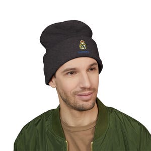 Gorro de punto con puño y escudo del Real Madrid bordado imagen 13