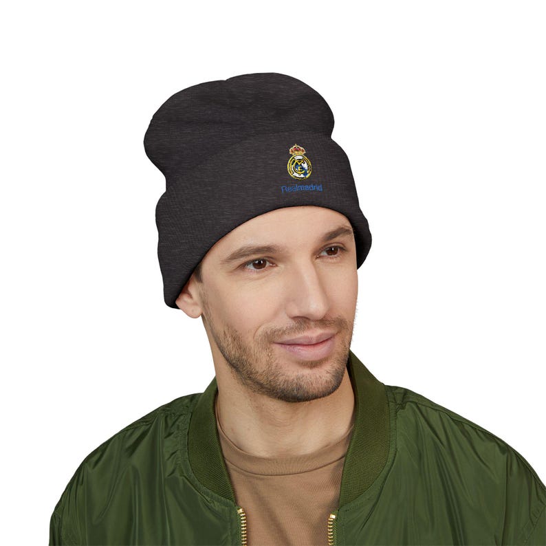 Gorro de punto con puño y escudo del Real Madrid bordado imagen 13