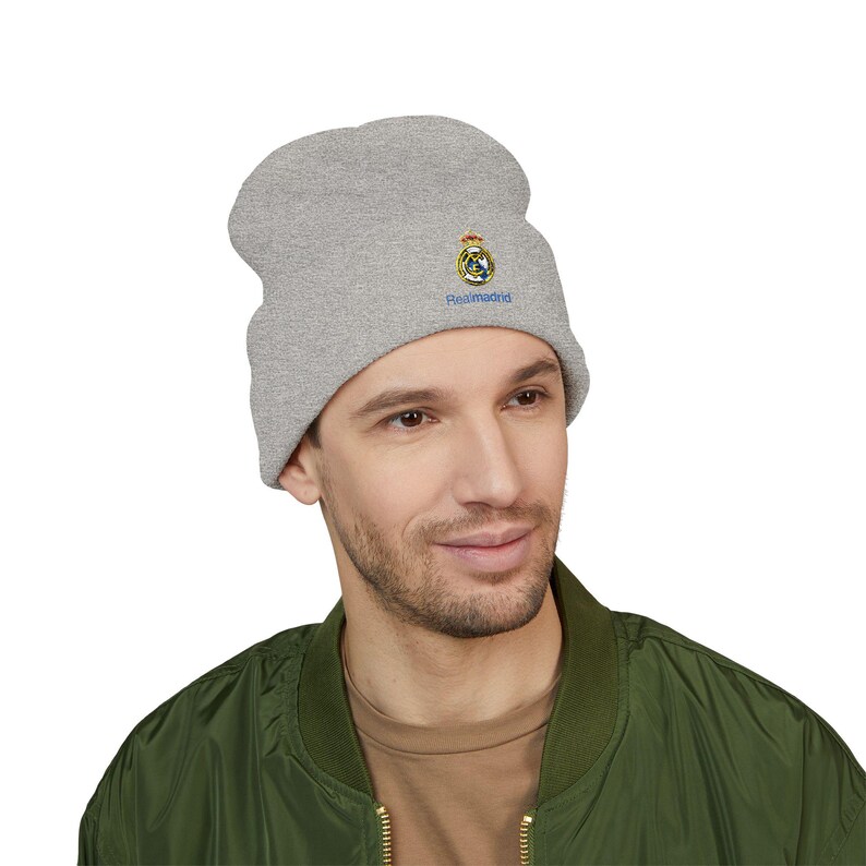 Gorro de punto con puño y escudo del Real Madrid bordado imagen 12