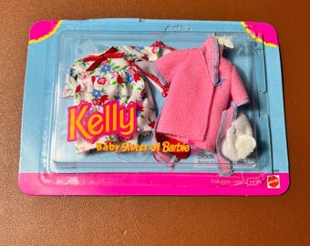 NUEVO Conjunto de pijama y bata vintage Kelly Baby Sister de Barbie, Mattel