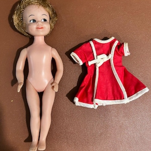 ヴィンテージ 9インチ ペニーブライト人形（赤いドレス衣装付き）