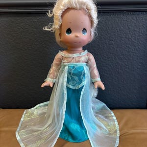 Muñeca Disney Precious Moments Linda Rick Frozen Elsa de 33 cm imagen 1