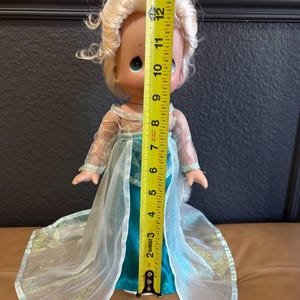 Muñeca Disney Precious Moments Linda Rick Frozen Elsa de 33 cm imagen 2