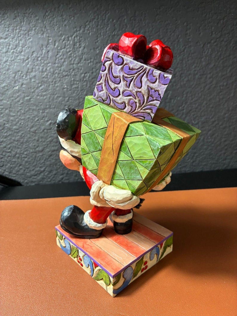 Figura de Mickey Mouse "Aquí viene el viejo San Mick" de Enesco Disney Traditions imagen 7