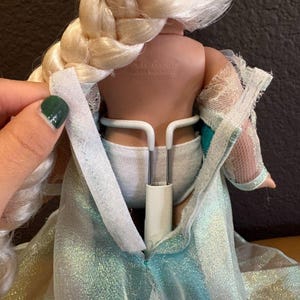 Muñeca Disney Precious Moments Linda Rick Frozen Elsa de 33 cm imagen 10