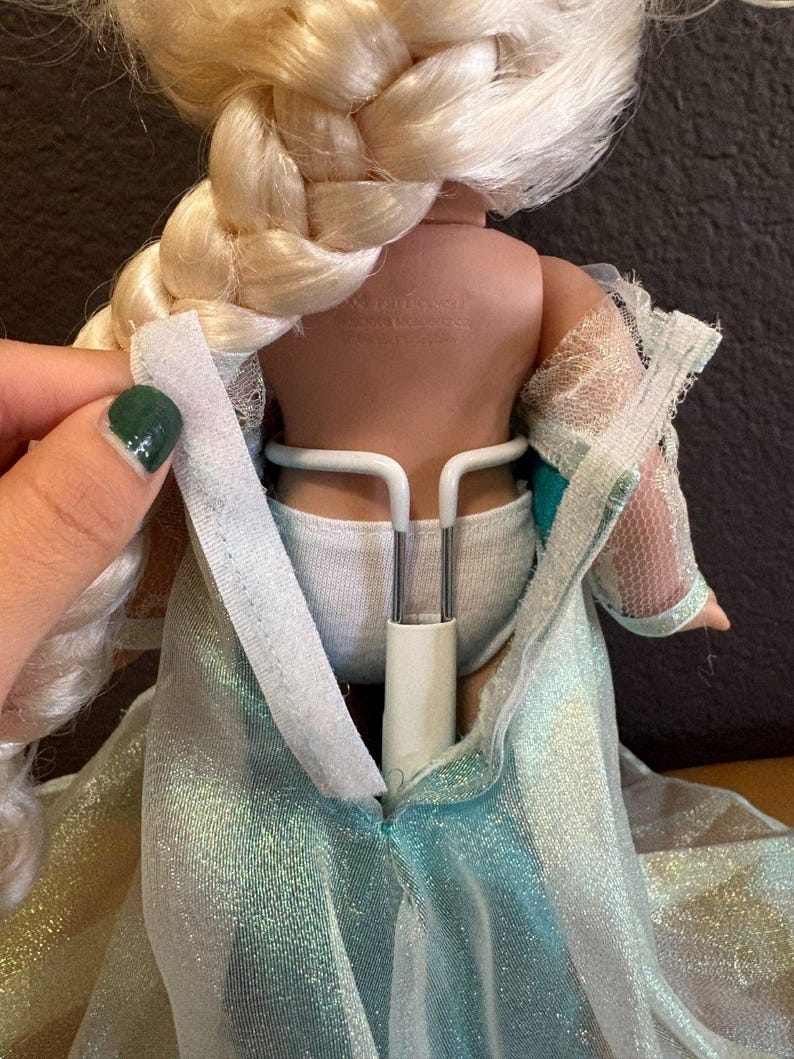 Muñeca Disney Precious Moments Linda Rick Frozen Elsa de 33 cm imagen 10