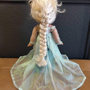 Muñeca Disney Precious Moments Linda Rick Frozen Elsa de 33 cm imagen 5