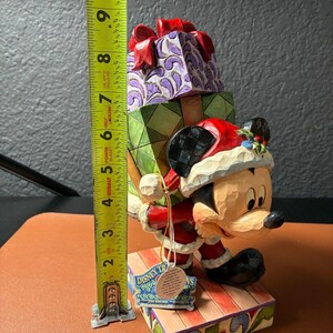Figura de Mickey Mouse "Aquí viene el viejo San Mick" de Enesco Disney Traditions imagen 6