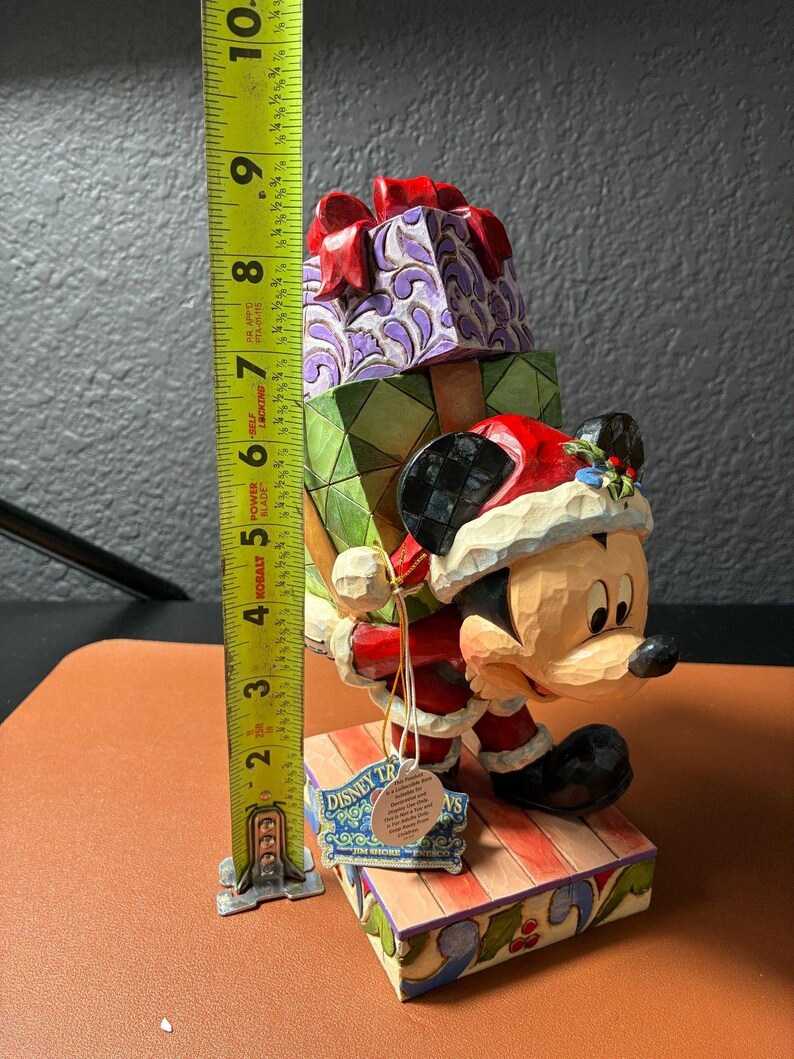Figura de Mickey Mouse "Aquí viene el viejo San Mick" de Enesco Disney Traditions imagen 6