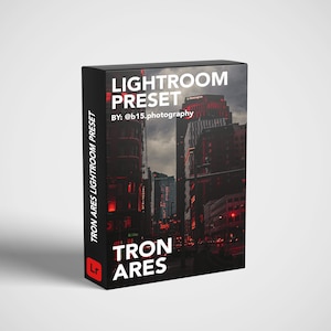 Könnte beinhalten: Eine schwarze Box mit dem Text "Lightroom Preset" und "Tron Ares Lightroom Preset" darauf. Die Box hat ein rot-weißes Logo mit dem Text "Tron Ares" darauf. Das Hintergrundbild ist eine nächtliche Skyline einer Stadt mit roten Lichtern.