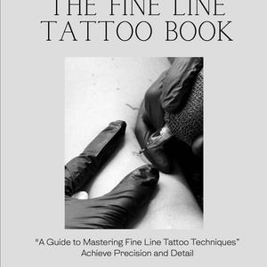Può includere: Immagine in bianco e nero di un tatuaggio in fase di realizzazione. Il titolo del libro è "THE FINE LINE TATTOO BOOK". L'immagine include anche il testo "A Guide to Mastering Fine Line Tattoo Techniques" e "BY PROFESSIONAL TATTOO ARTIST WITH 10 YEARS OF EXPERIENCE".