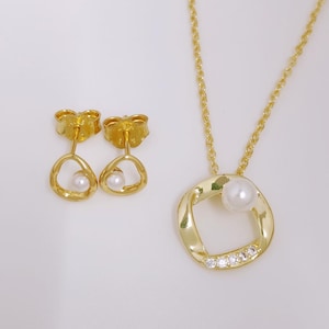 pandora gold-plated treated freshwater cultured pearl necklace and earring set