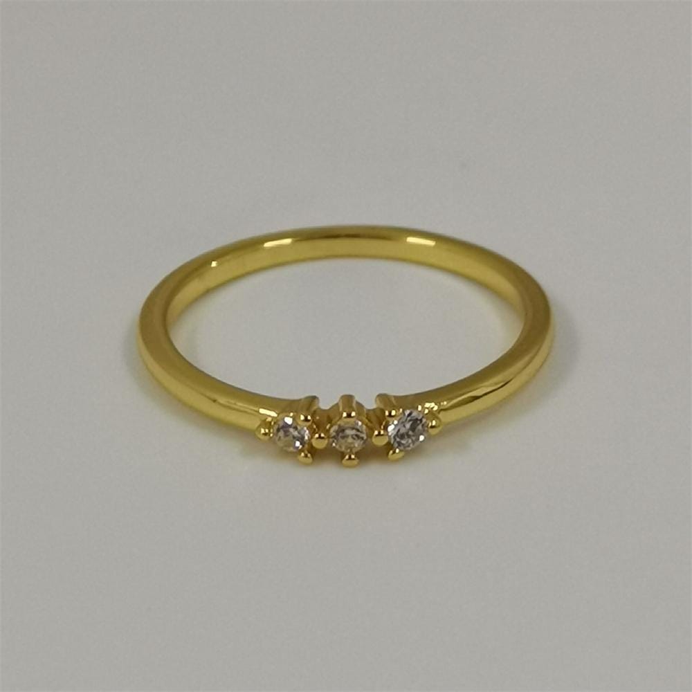 Anillo de oro con tres piedras y diamantes cultivados en