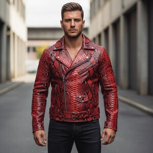 Może przedstawiać: Czerwona i czarna skórzana kurtka ze wzorem skóry węża, z kołnierzem z klapami, asymetrycznym zapięciem na zamek i paskiem w talii. Kurtka ma wiele kieszeni zapinanych na zamek i klasyczny styl motocyklowy.