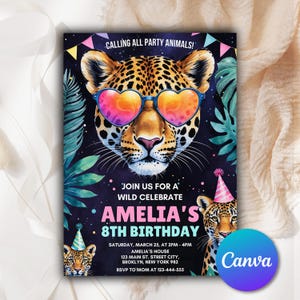 Könnte beinhalten: Eine Geburtstagseinladung mit einem Leoparden, der eine herzförmige Sonnenbrille trägt. Der Einladungstext lautet "Calling All Party Animals!" und enthält Details für "Amelia's 8th Birthday". Das Design beinhaltet tropische Blätter und ein Canva-Logo.