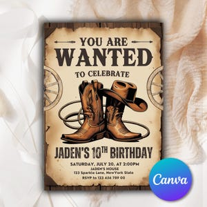 Puede incluir: Una invitación de fiesta de cumpleaños de estilo rústico con un diseño de cartel de se busca. Presenta un par de botas de vaquero marrones y un sombrero de vaquero con un lazo. El texto dice "Se busca para celebrar el cumpleaños número 10 de Jaden" con la fecha, la hora y la ubicación de la fiesta.