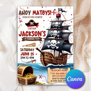 Puede incluir: Invitación a una fiesta de cumpleaños con temática pirata con un barco marrón, un cofre del tesoro y calaveras. La invitación dice "Ahoy Mateys!" y anuncia el décimo cumpleaños del Capitán Jackson el 25 de junio.