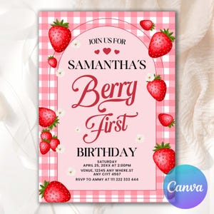 Puede incluir: Una invitación rosa y blanca con estampado de cuadros vichy con el texto "Berry First Birthday de Samantha". La invitación presenta ilustraciones de fresas y pequeñas flores blancas. El logotipo de Canva está en la esquina inferior derecha.