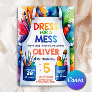 Op de afbeelding: Een kleurrijke uitnodiging voor een verjaardagsfeestje met een kunstthema. Het ontwerp toont een witte schort met de tekst "DRESS FOR A MESS" en "OLIVER IS TURNING 5". Inclusief penselen, verf en feestdetails.