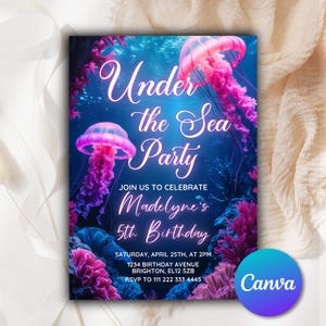 Puede incluir: Invitación a una fiesta bajo el mar con fondo azul y medusas rosas. La invitación es para el 5º cumpleaños de Madelyne. La fiesta es el sábado 25 de abril a las 2 pm. La dirección es 1234 Birthday Avenue, Brighton, EL12 5ZB. RSVP al 111 222 333 4445.