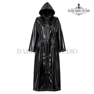 Puede incluir: Un abrigo largo de color negro con capucha y un acabado brillante similar al charol. La prenda cuenta con una cremallera frontal completa, mangas largas y un cordón ajustable en la cintura. El texto "DARK HIDE STUDIO" es visible en la imagen.