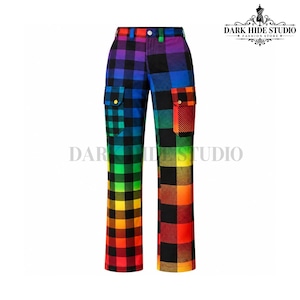 Può includere: Pantaloni cargo caratterizzati da un vivace motivo a quadri arcobaleno con una sfumatura di colori che include rosso, arancione, giallo, verde, blu e viola. I pantaloni presentano una vita con passanti, chiusura frontale a bottone e due tasche cargo.