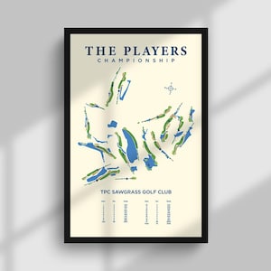Può includere: Stampa incorniciata di una mappa del campo da golf. La mappa presenta un layout dettagliato del TPC Sawgrass Golf Club, con fairway verdi, elementi d'acqua blu e il testo "THE PLAYERS CHAMPIONSHIP". La stampa è in una cornice nera.