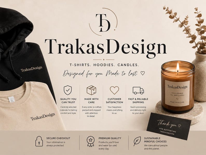 K&ouml;nnte beinhalten: Ein schwarzer Kapuzenpullover und ein beiges T-Shirt mit TrakasDesign-Logo, eine brennende Kerze im bernsteinfarbenen Glas und eine Dankeskarte. Der Text lautet TrakasDesign, T-shirts, Hoodies, Candles, Designed for you, Made to last, inklusive Symbolen.