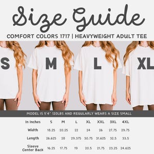 Op de afbeelding: Maattabel voor Comfort Colors 1717 heavyweight volwassen T-shirts. De afbeelding toont vier modellen die verschillende maten dragen: S, M, L en XL. Afmetingen in cm voor breedte, lengte en mouwrug zijn voor elke maat aangegeven.