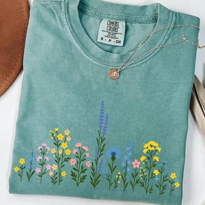 Camisa con flores silvestres Comfort Colors® / Camisa floral estilo cottagecore / Camisa para amantes de la naturaleza / Camisa botánica / Camisetas para amantes de las plantas / Regalo para mujer