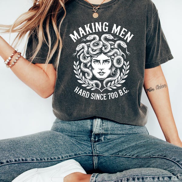 Divertida camiseta feminista de Medusa, "Hacer que los hombres se endurezcan desde el año 700 a. C.", camiseta gráfica de mitología griega para hombres y mujeres, camiseta con humor atrevido de historia antigua.