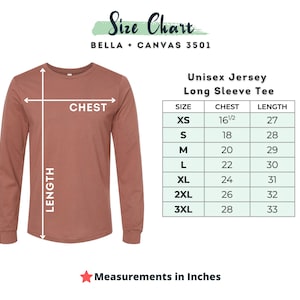 K&ouml;nnte beinhalten: Ein terrakottafarbenes Langarm-T-Shirt mit einer Gr&ouml;&szlig;entabelle. Die Tabelle enth&auml;lt Brust- und L&auml;ngenma&szlig;e in Zoll f&uuml;r die Gr&ouml;&szlig;en XS bis 3XL. Der Text "Size Chart" und "Unisex Jersey Long Sleeve Tee" sind ebenfalls sichtbar.