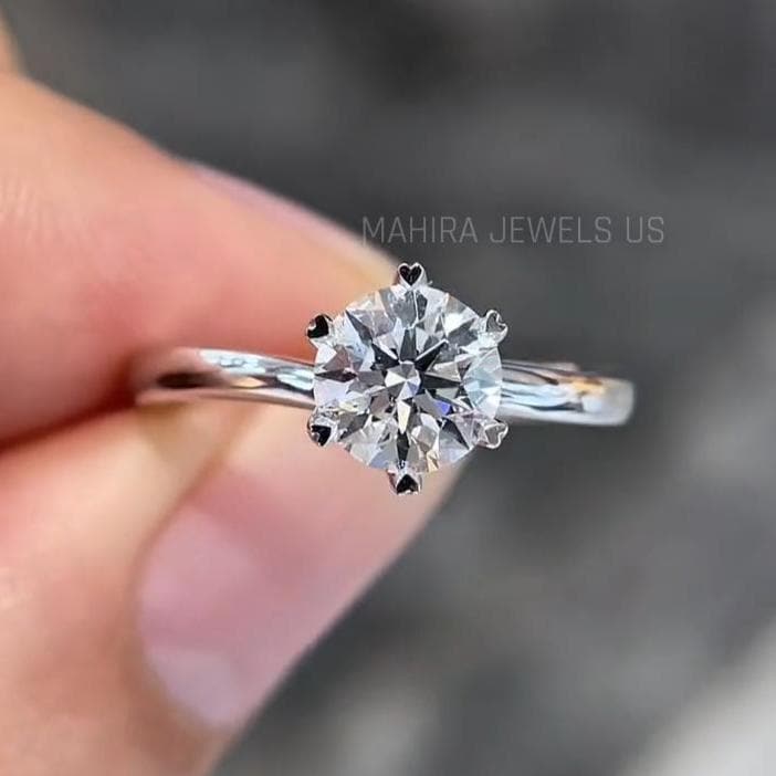 1カラットのラボグロウンダイヤモンドリング。婚約指輪、結婚指輪