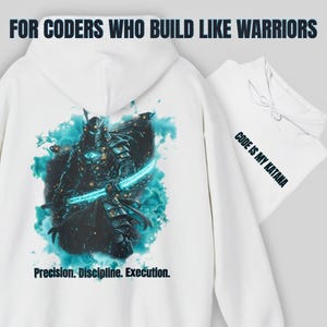 Peut inclure: Un sweat à capuche blanc avec un motif de samouraï en armure sombre tenant une épée cyan lumineuse entouré de fumée bleue. Le texte indique FOR CODERS WHO BUILD LIKE WARRIORS, CODE IS MY KATANA, et Precision. Discipline. Execution.