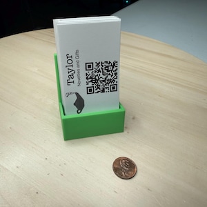 Aufrechter Visitenkartenständer im Hochformat - Vertikaler Displayhalter für Schreibtische, Büros & Messen | Minimalistischer 3D gedruckter Organizer