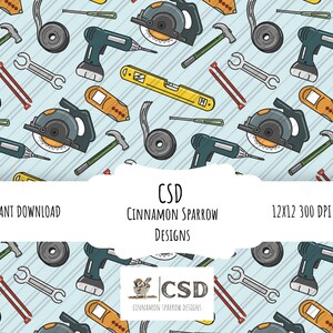 Op de afbeelding: Een herhalend patroon van handgereedschap, waaronder boren, zagen, hamers, sleutels en waterpassen, in verschillende kleuren op een lichtblauwe achtergrond. De tekst "CSD CINNAMON SPARROW DESIGNS" is zichtbaar.