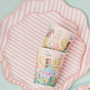 Pratos de festa listrados em rosa e branco - 25 cm | Artigos de festa em tons pastel com borda ondulada para meninas