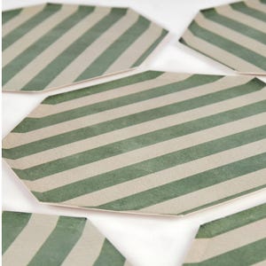 Platos de fiesta con rayas verdes, pequeños de 20 cm (8 pulgadas) - Paquete de 8 / Artículos de fiesta modernos, vajilla de cumpleaños en tonos neutros, suministros para celebraciones contemporáneas