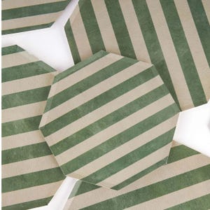 Platos de fiesta a rayas verdes, platos de papel grandes de 25 cm (10 pulgadas) - Paquete de 8 / Vajilla moderna, artículos de fiesta neutros
