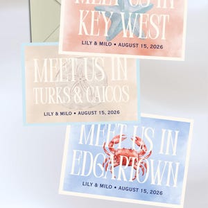 Könnte beinhalten: Drei rechteckige Hochzeitseinladungskarten mit Aquarellillustrationen eines blauen Seesterns, eines Sanddollars und einer roten Krabbe. Der Text lautet MEET US IN KEY WEST, TURKS & CAICOS und EDGARTOWN, mit LILY & MILO • AUGUST 15, 2026 darunter.
