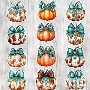 Può includere: Una collezione di adesivi a forma di zucca con vari disegni. Alcune zucche sono arancioni, altre bianche con macchie marroni. Ogni zucca presenta un fiocco decorativo in verde acqua o marrone, con accenti gioiello.