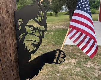 Portabandiera Bigfoot che fa capolino