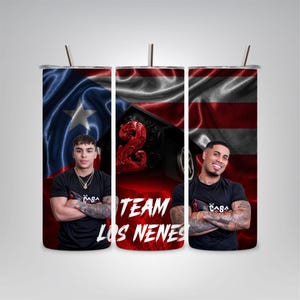 Könnte beinhalten: Drei Edelstahlbecher mit Bildern von zwei Männern und einem Design der puerto-ricanischen Flagge. Der Text "Team Los Nenes" ist in Weiß dargestellt. Die Becher haben einen silbernen Rand und einen Strohhalm.