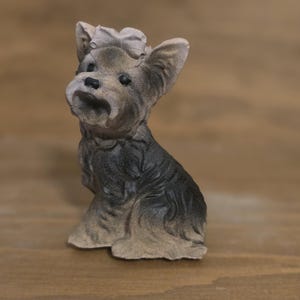 Yorkshire Terrier en hormigón: un homenaje atemporal al encanto y la elegancia
