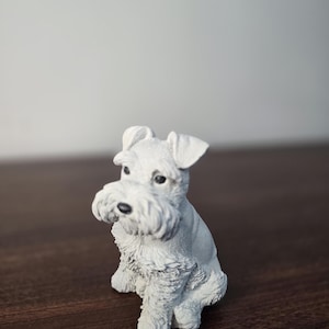K&ouml;nnte beinhalten: Ein Set aus drei Keramikbechern mit gesprenkelter, matter Oberfl&auml;che. Die Becher sind in Creme-, Hellgrau- und Dunkelgraut&ouml;nen gehalten. Jeder Becher hat ein schlichtes, minimalistisches Design, ideal f&uuml;r Kaffee oder Tee.