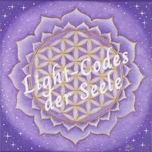 Puede incluir: Pintura cuadrada con un diseño de flor de loto púrpura con detalles dorados y un patrón geométrico central. El texto "Light-Codes der Seele" está escrito en blanco en el centro. El fondo es un degradado de púrpura con detalles de estrellas blancas.